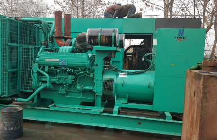 卡若发电机组如何判断水冷式机油散热器内部是否需要清洗？